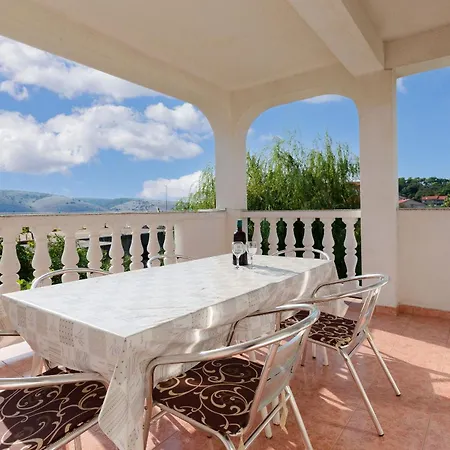 Luce アパート ロパール